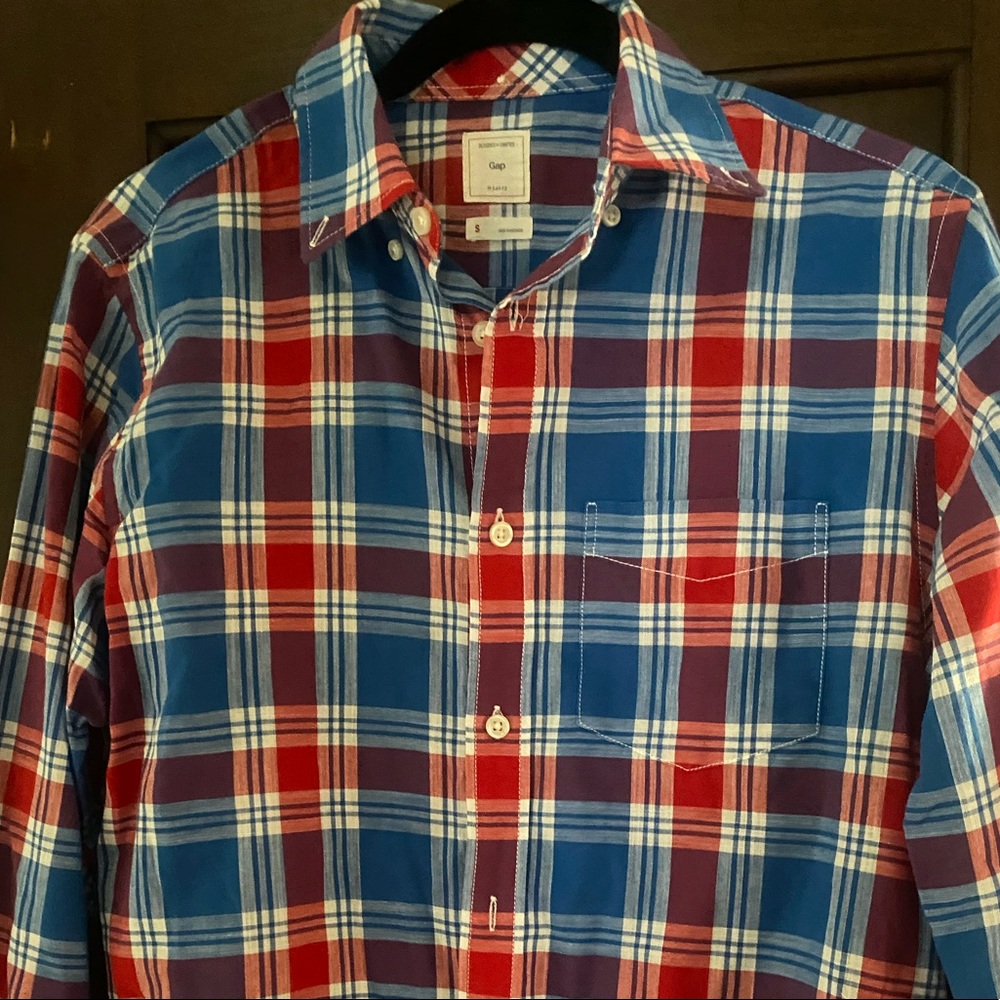 Gap men’s button down in red white and blue plaid. Excellent used condition